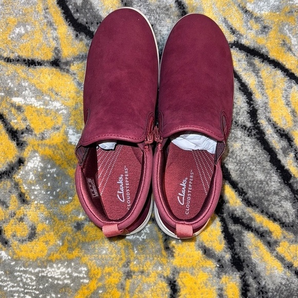 Clarks Women's burgundy Ankle Suede casual Booties Size 9.5M - Picture 1 of 4